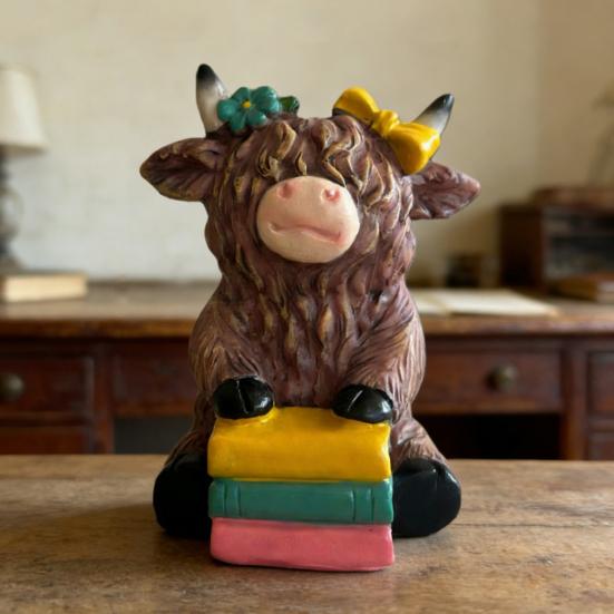 Highland Cow Figurine Reading Book Cattle Resin Statue Sculpture Home Office Decoration Ornament Book Lover Gifts