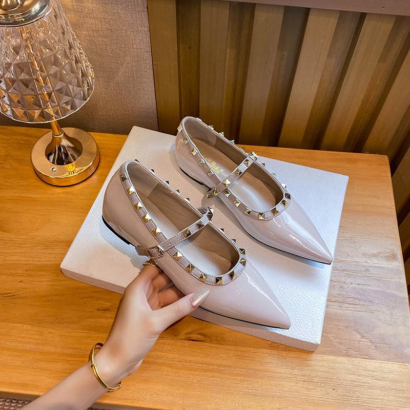 

pointed rivet flat-soled single shoes women s 2025 summer shallow mouth inner height increase soft sole 3CM medium heel ladyshoes large size women s s 43 тілесний