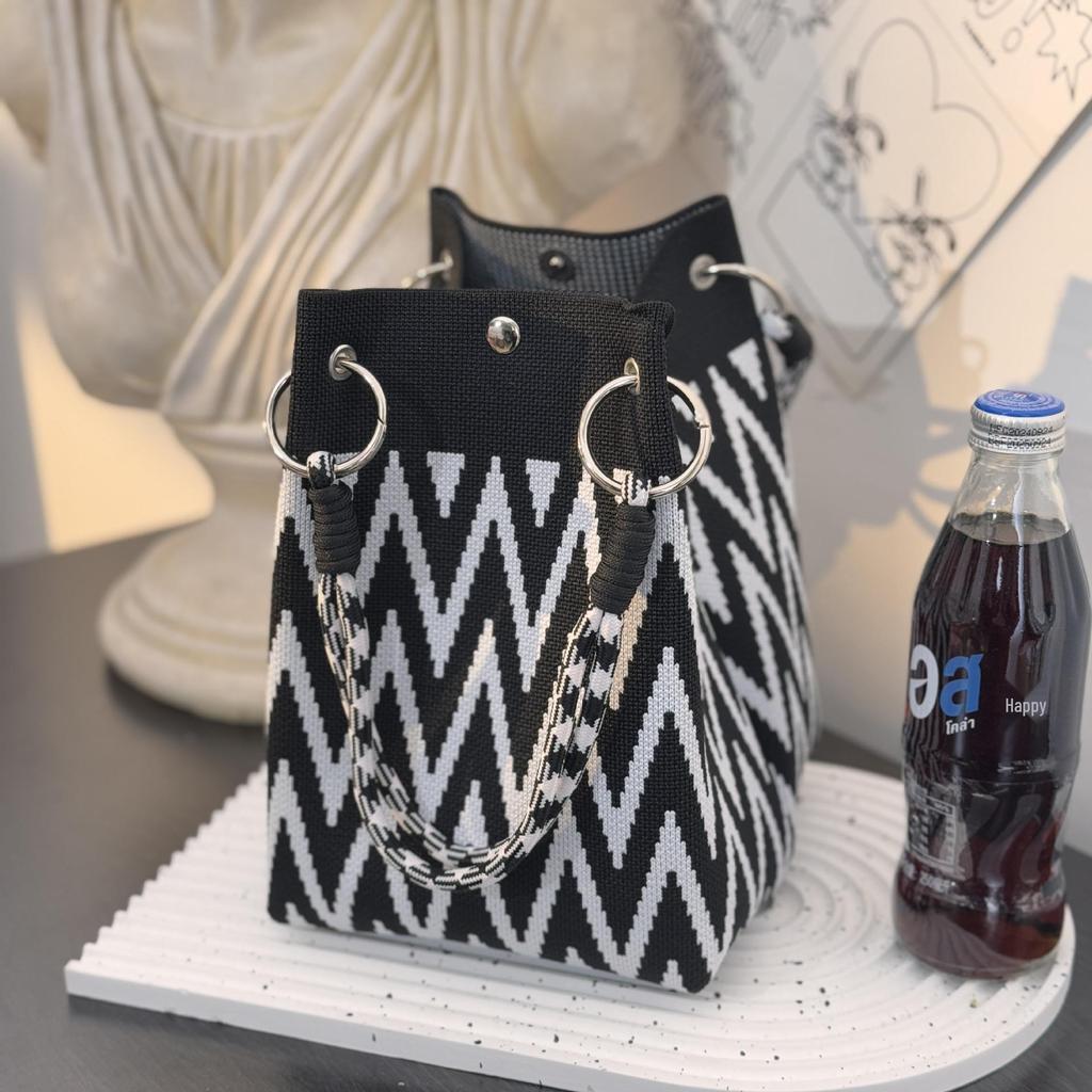 2025 Knitted Hollow-out Flower Handbag: Versatile, Large Capacity, Stylish Souvenir Gift