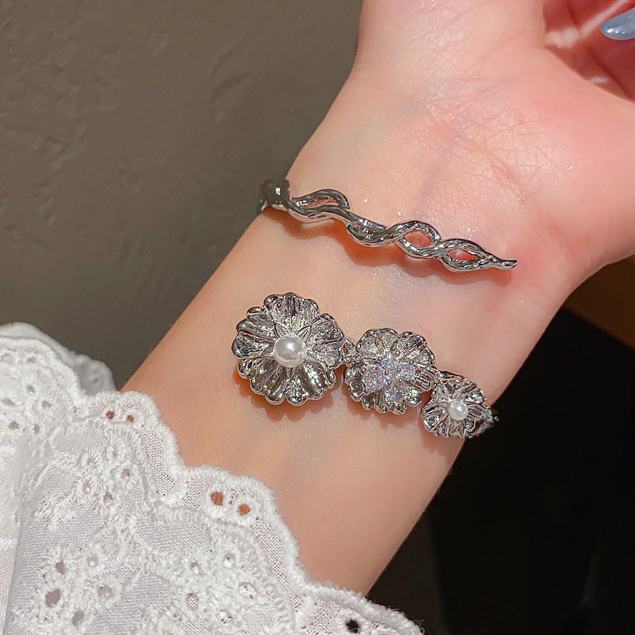 Artistic Floral Zircon Pearl Hand Bracelet With Antique Style For Daily Wear