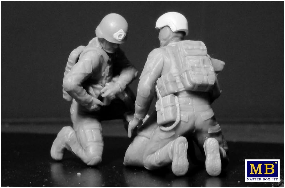 Master Box 1/35 Scale Plastic Model Kit (4 Modern American Soldiers + Dog) Middle East Military Working Dog Rescue (MB35181)