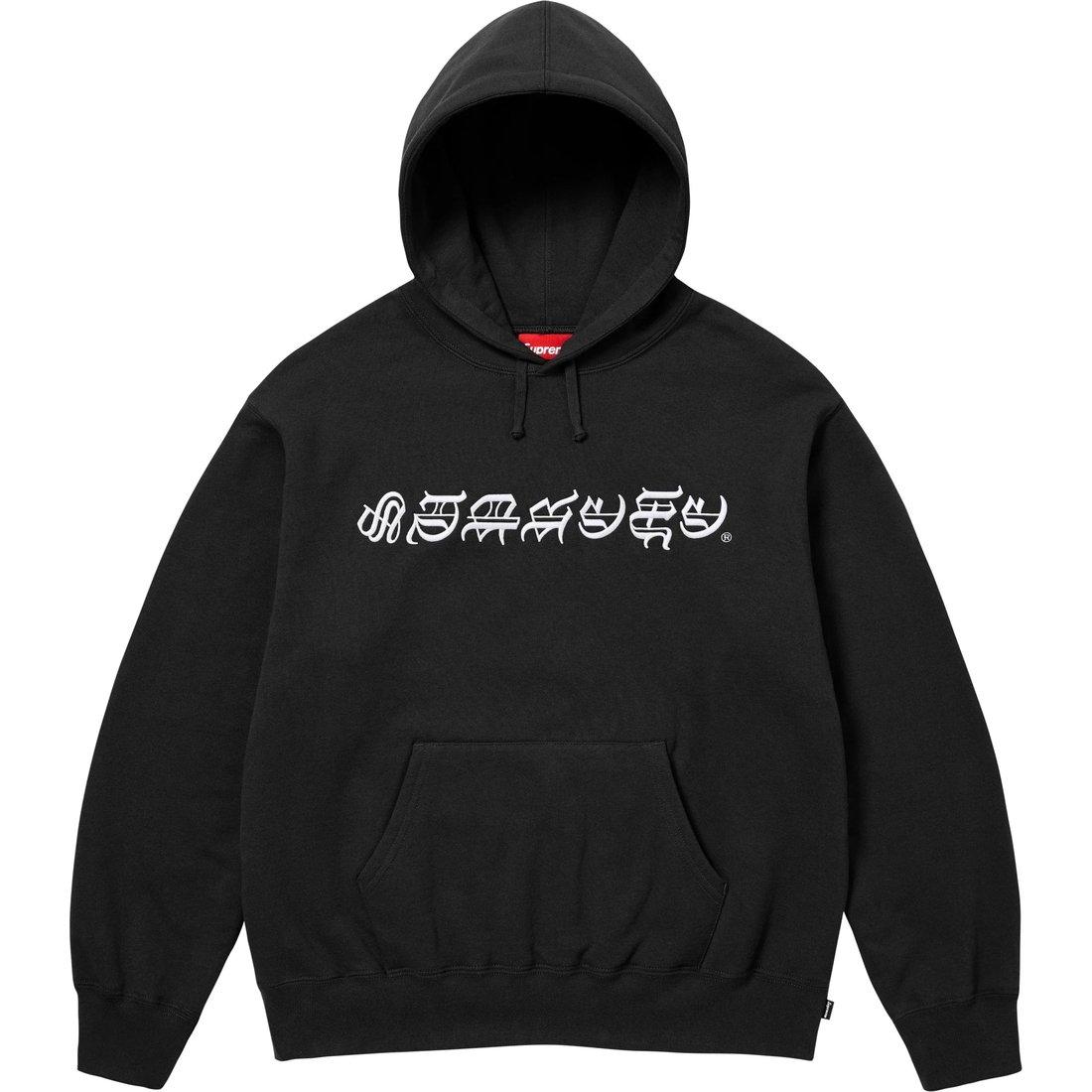 Supreme Hūte ar burtu SUP-SS25-036 M
