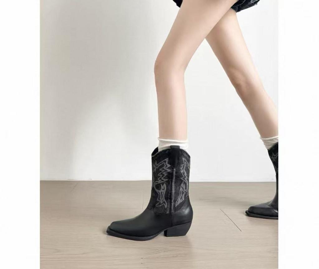 Cowhide Version~ Pointed Thick Heel Engraved Western Cowboy Boots for Women's Autumn and Winter New Retro Style Short Boots for Women