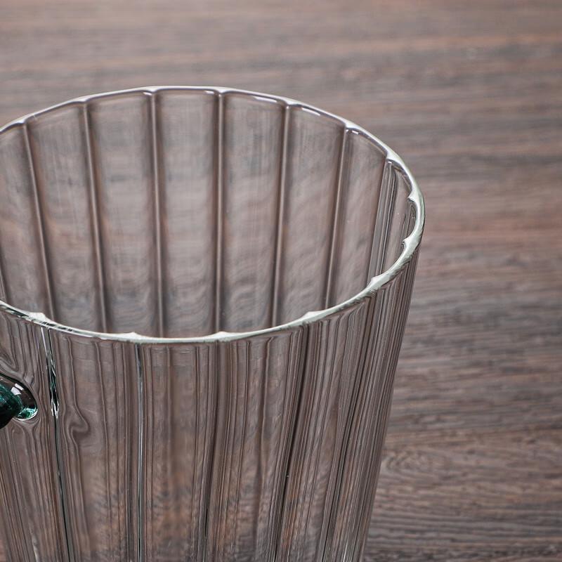 Szklany kubek do kawy z uchwytem w pionowe paski