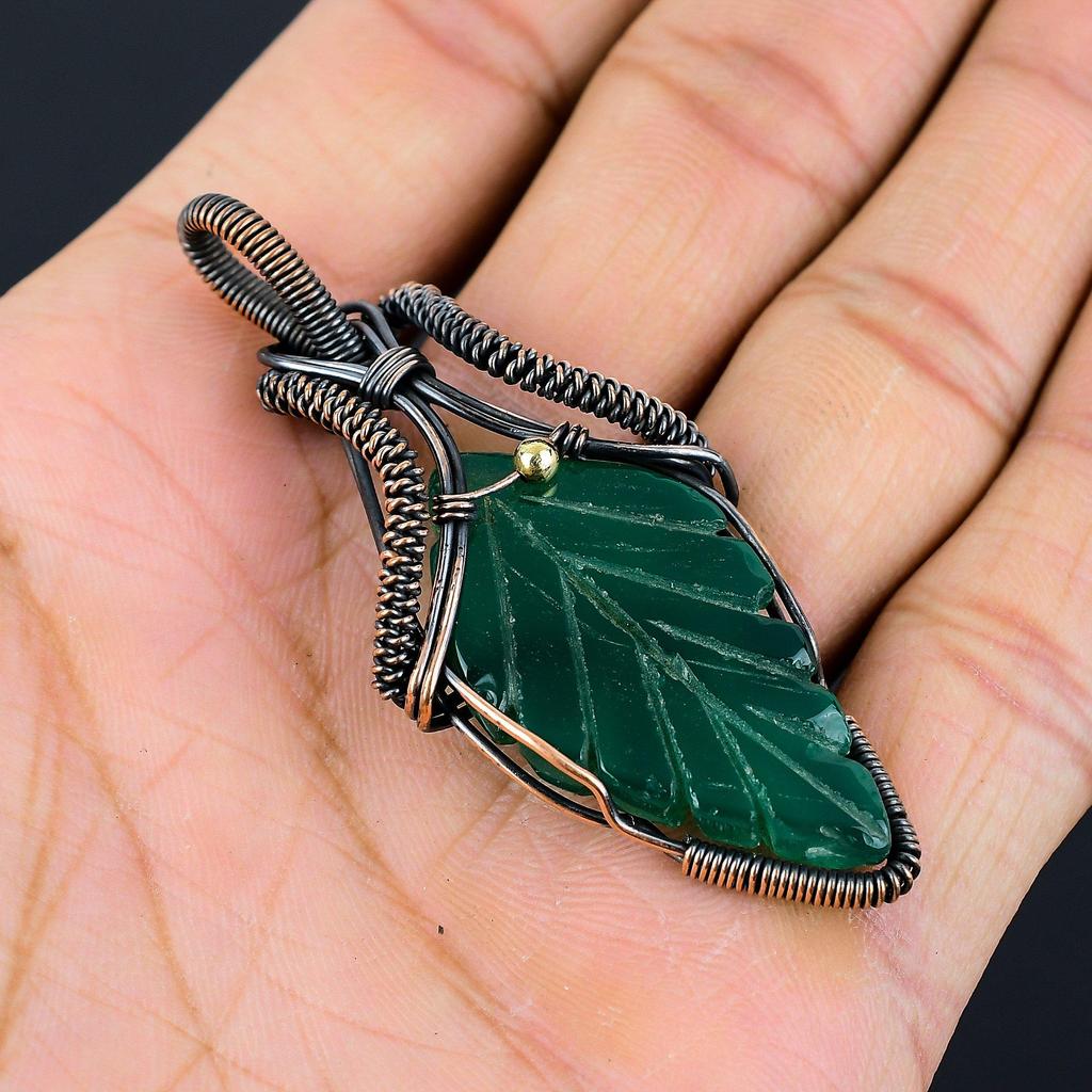 Geschnitzter, blattgrüner Onyx-Edelstein, reiner Kupferdraht, umwickelt, handgefertigter Anhänger-Schmuck