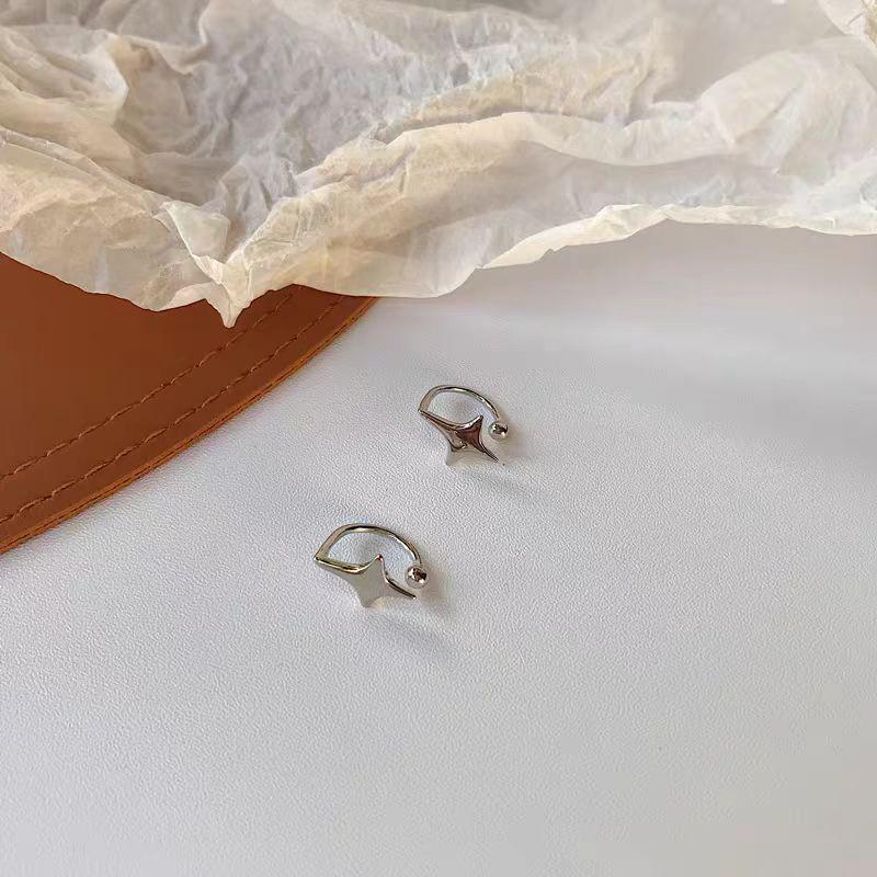 Four-Pointed Star Cross Ear Clips: Elegant, No-Pierce Earrings with Niche Design