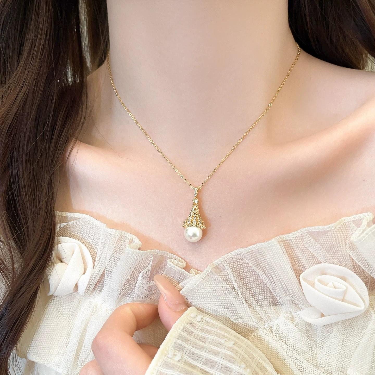 Elegant Water Drop Pearl Pendant Necklace for Women - Unique Zirconia Design, Versatile Collarbone Chain