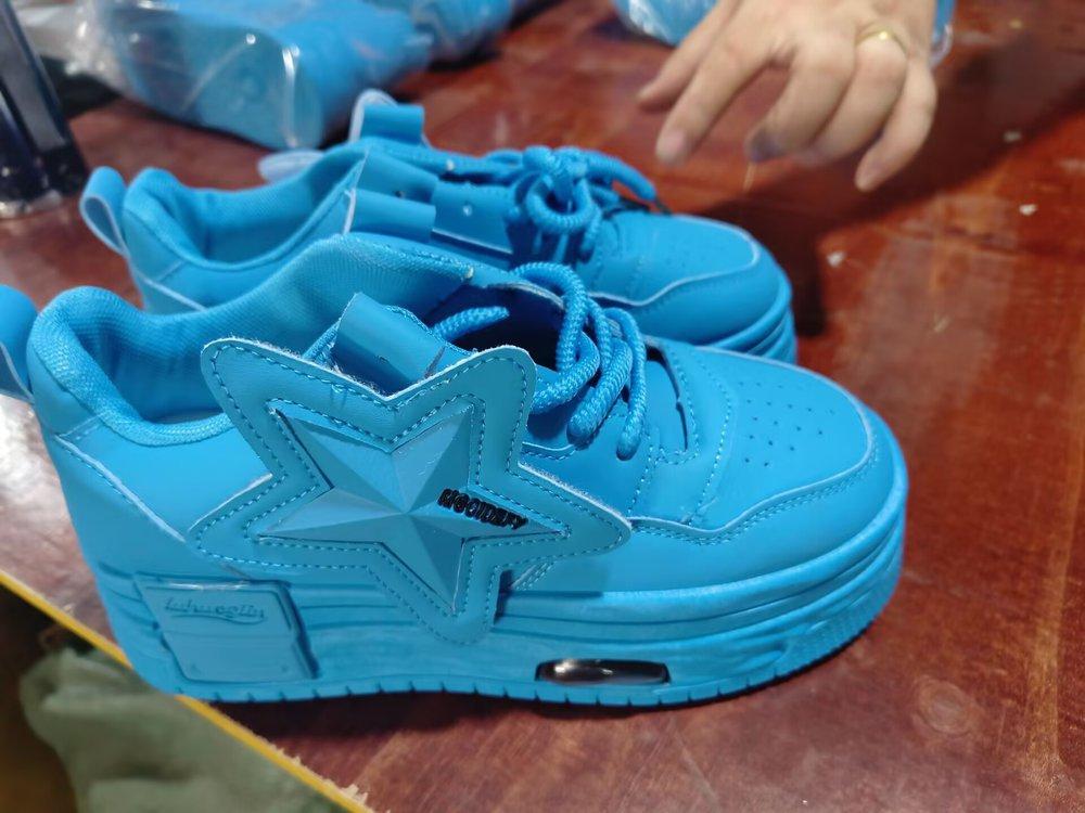 

2025 осень новые инс платформа универсальные туфли на доске женская мода повседневная обувь студенческие туфли для увеличения роста кожаный верх белые туфли женские 42 синий