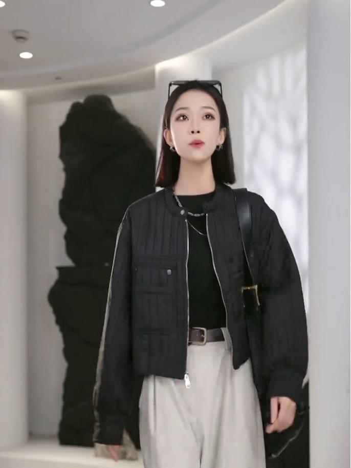 

Женская осенне-зимняя стеганая куртка в полоску 2024: Свободный, Приталенный, Маленький размер Large чёрный