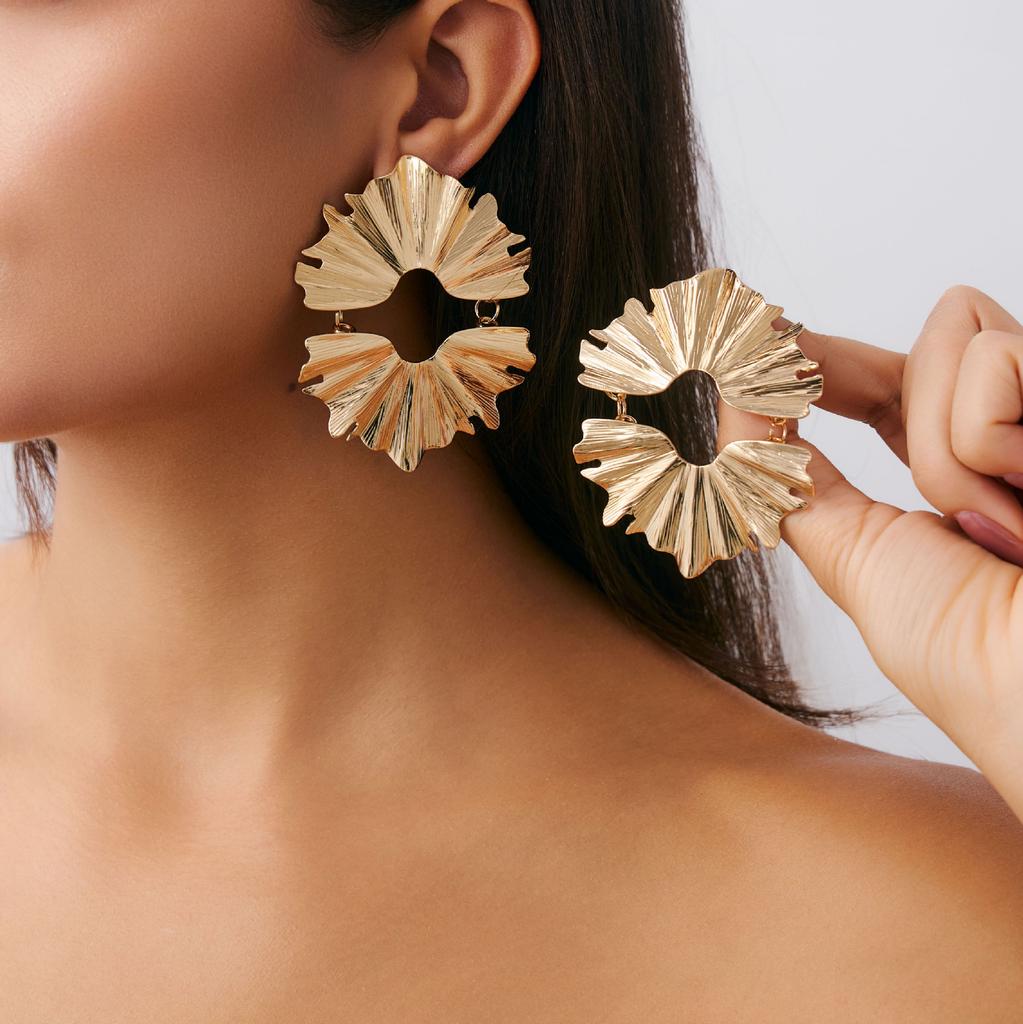 Design Sense Metal Pleated Leaf Stud Earrings Sweet Cool Geometric Smooth Round Earrings