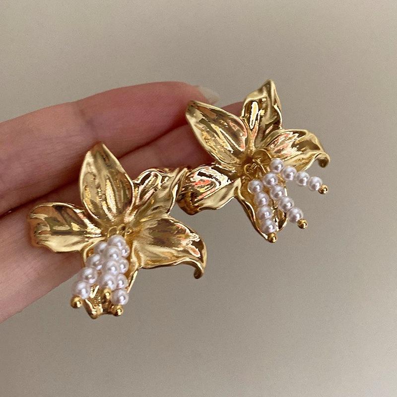 Gold Color Metal Flowers Pearl Stud Earrings for Women Exaggerated Irregular Pleated Flower Earrings Fashion Party Jewelry Gifts
