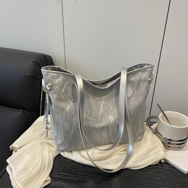 Premium sense niche large capacity tote bag women's bag 2025 summer new trendy fashion versatile commuter shoulder bag