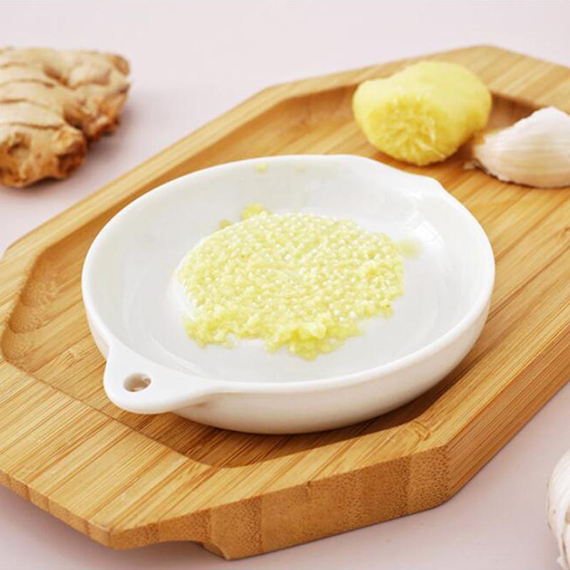 Fehér egyszerű stílusú kerámia gyömbér reszelő szerszám kézi daráló fokhagymanyomó hordozható porcelán sárgarépa gyömbér daráló konyhai eszköz