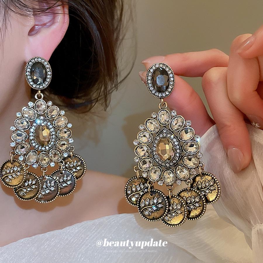 Silver Needle Retro Diamond-Inlaid Water Drop Tassel Earrings: Vintage Style, Light Luxury, High-End Feel, Fashionable Stud Accessories.