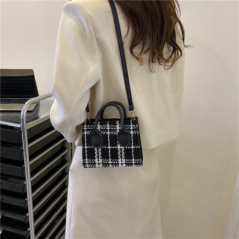 New Fashionable Contrasting Stripes Casual Simple Commuting Large Capacity Shoulder Bag Messenger Bag Handbag Women