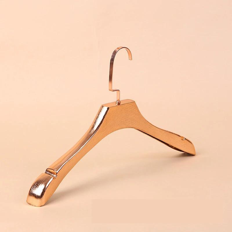 

Высококачественная женская вешалка для пальто, вешалки с имитацией дерева из полипропилена для одежды, платьев, нескользящая вешалка с пазом для брюк, 5 шт. 5PCS