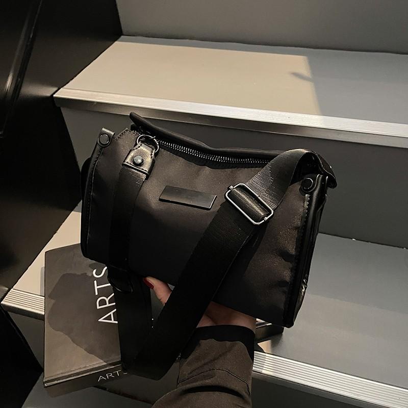 

Wide shoulder strap Oxford cloth shoulder bag messenger bag women s 2025 new fashion versatile trendy cool nylon small square bag чорний