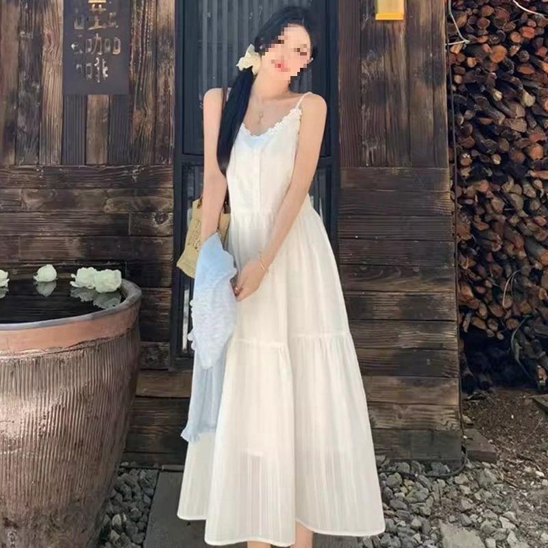 The original practice has a white French suspender dress inside, women's high-end sense, foreign style, first love, waist and thin skirt.