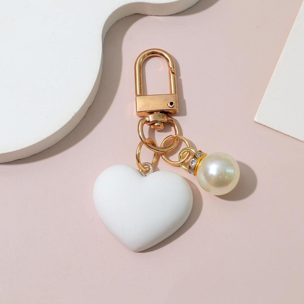 Resin Heart Keychain Black White Car Key Ring with Pearl Car Keychain Bag Ornaments for Couples Jewelry Gift Accessories