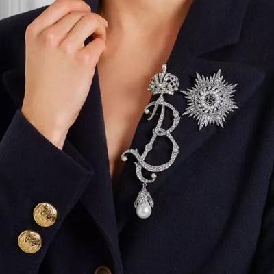 Vintage plné kamínky perla dopis velká brož Pin nevěsta stříbrné krystaly koruna brože