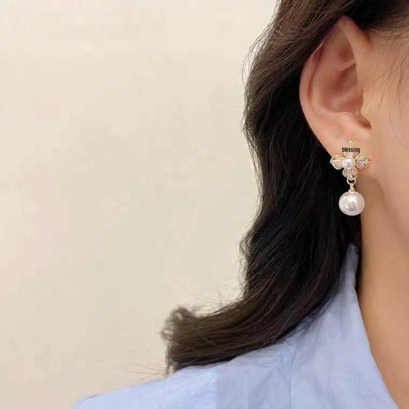 Korean-Style Pearl Four-Leaf Clover Clip-On Earrings: Elegant, Versatile, No Piercing Required, Delicate Fashion Jewelry.