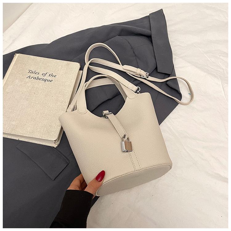 

Popular portable bucket bag women s 2025 spring and summer new simple and casual shoulder bag fashion messenger bag