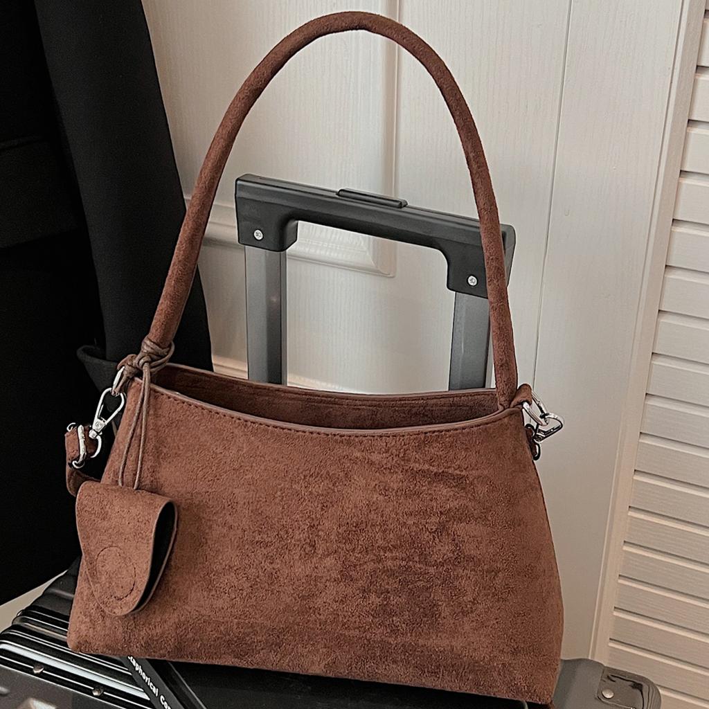 New handheld women's bag, premium matte shoulder messenger bag, fashionable and large-capacity retro underarm bag.