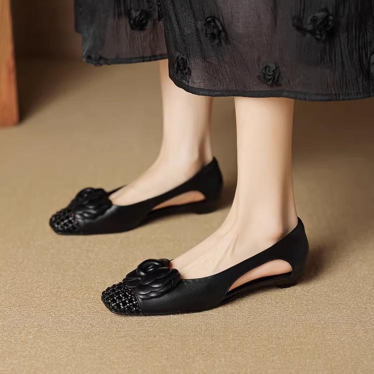 Retro leather square head hollow flower one pedal bag head sandals women's 2025 new summer single shoes flat sandals