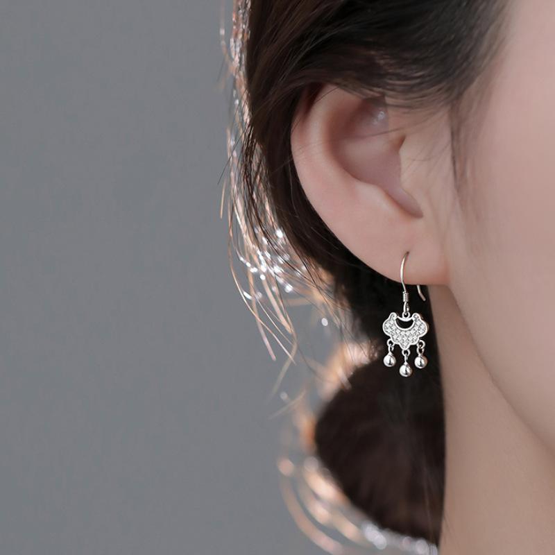 Orecchini a perno con perline rotonde Lucchetto della Pace Longevità 2023 - Design Ruyi di lusso da donna
