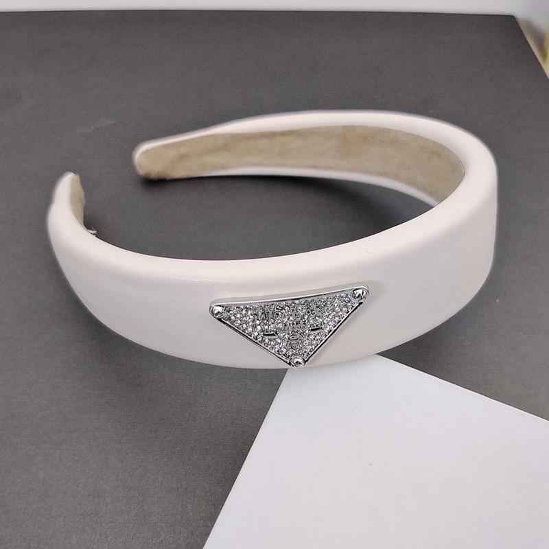 

Корейская повязка на голову с треугольной губкой и стразами для умывания - Головной убор в стиле знаменитостей 2022 года. белый