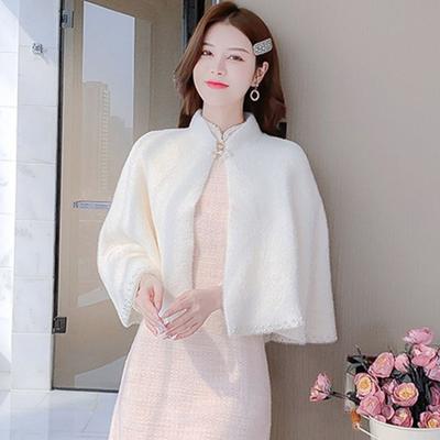 Noszenie peleryny na szalu, kardiganu, małego płaszcza i jesienno-zimowego damskiego dzierganego swetra