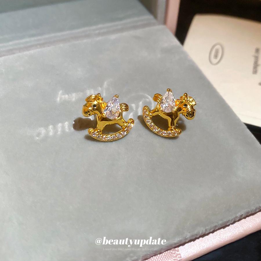 24k Gold-Plated Sterling Silver Little Horse Stud Earrings with Zircon – Retro, Luxurious, High-End Ear Jewelry for Women.