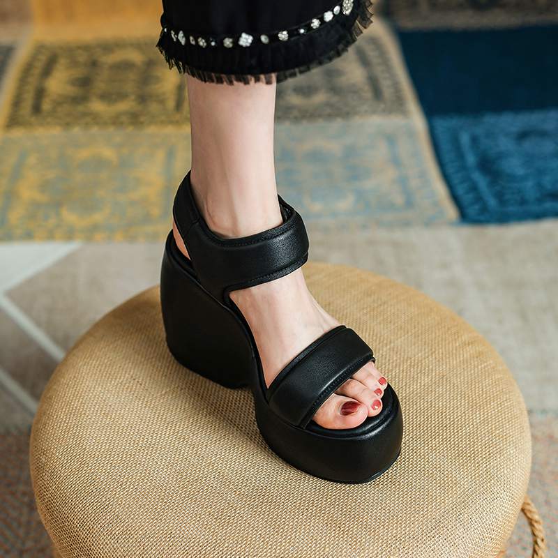 Krazing Pot Schaffell Peep Toe Dicke High Heels Plattform Sommerschuhe Hakenschlaufe Lässige wasserdichte Damensandalen