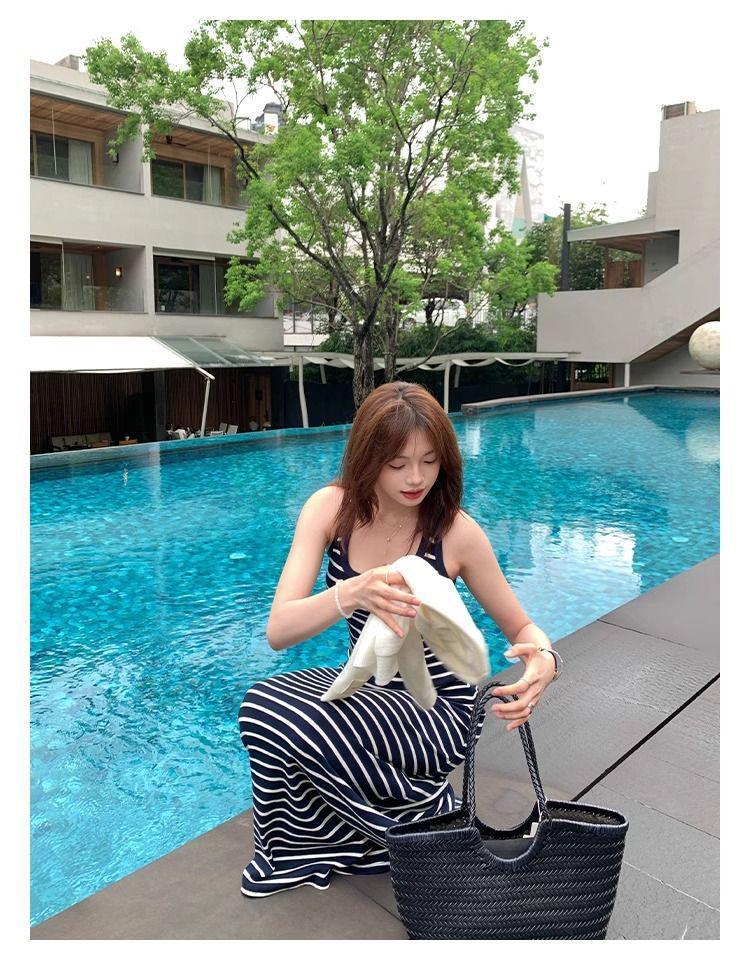 Neues Mode gestreiftes ärmelloses koreanisches glockenförmiges Kleid