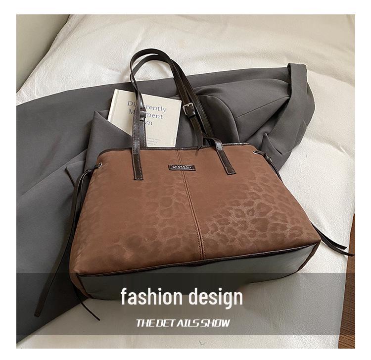 Women's Large-Capacity Retro Tote Bag - Versatile, Casual, Single Shoulder, Underarm Design for Autumn & Winter 2025 Work Commute.