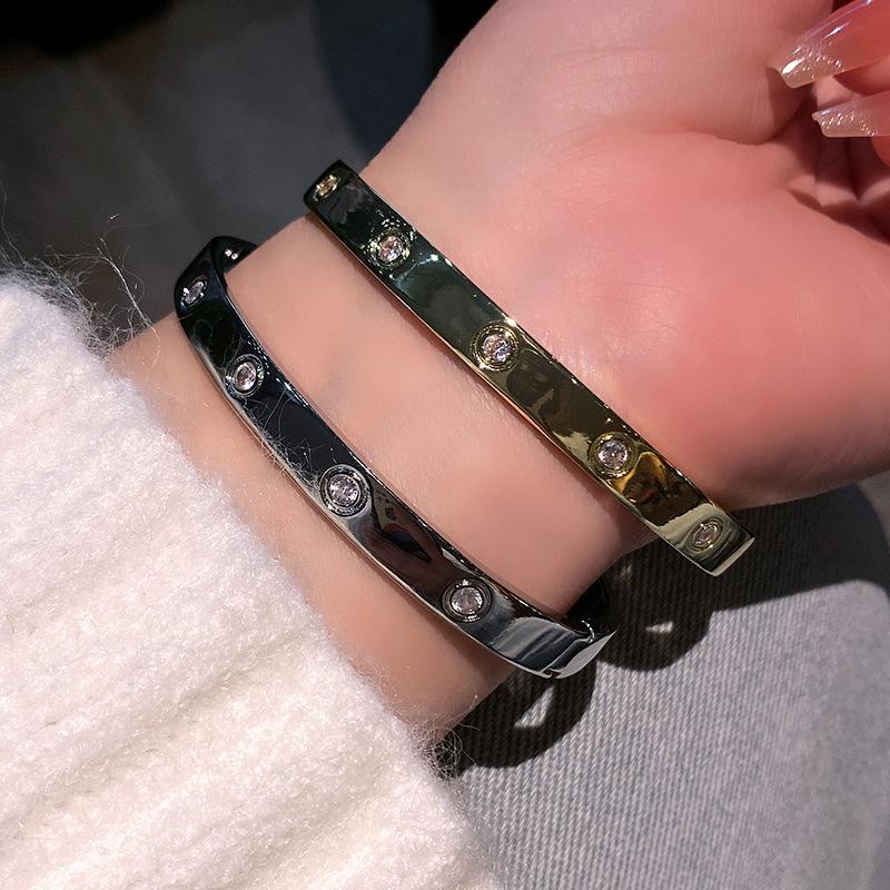 A Niche High-end Copper Micro Inlaid Zircon Bracelet for Female Couples, with a Plain Circle and Shiny Bracelet