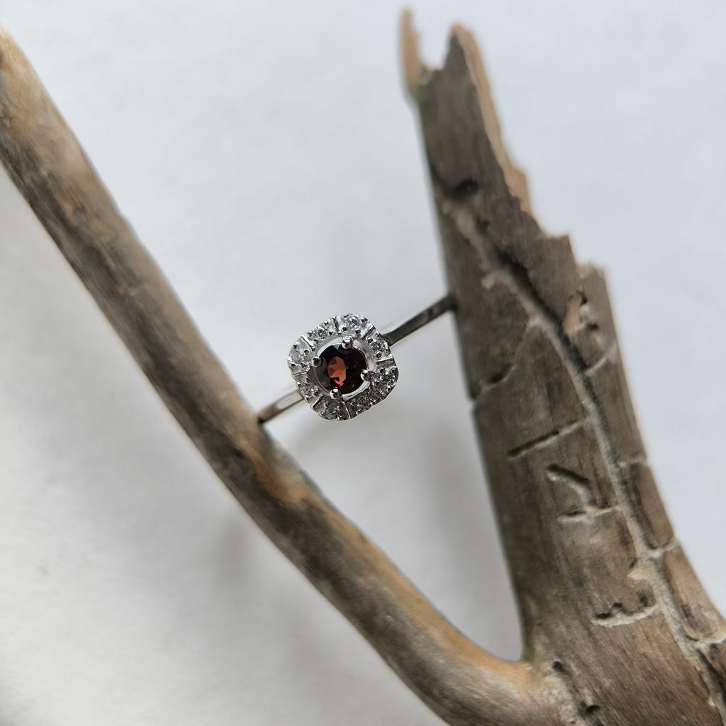 Серебряное кольцо с натуральным гранатом 0.408ct, фианитами, вес изделия 2,15 гр (2191384)
