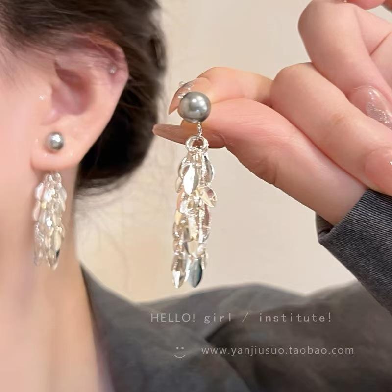 A pair of wheat ears gray pearl stud earrings for women's unique niche design fringed earrings atmospheric ears