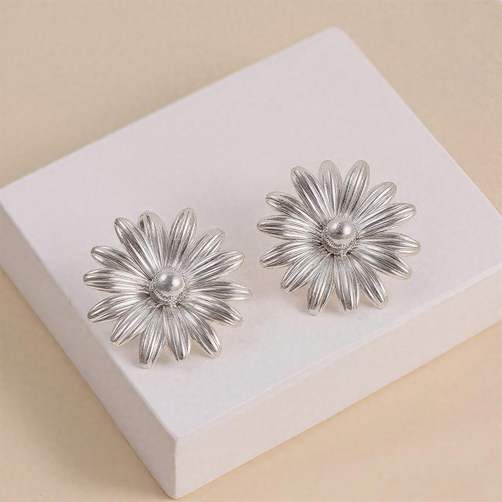 Retro style metal daisy earrings, gold three-dimensional petal stud earrings, fashionable personalized earrings.