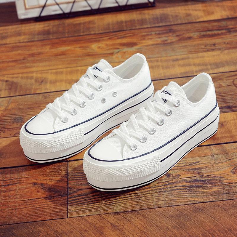 "Retro 1970s Thick-Soled Women's Canvas Sneakers – All-Match Low-Top White Shoes for Height Boost and Casual Style"