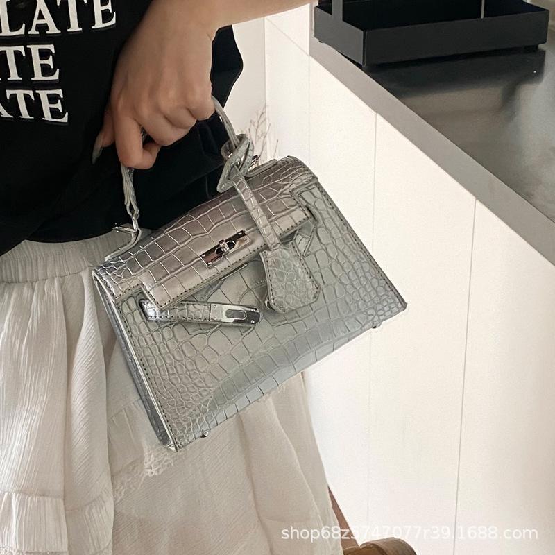 2025 spring and summer model, lock one shoulder messenger bag, burst retro high-end alligator pattern, portable commuter Kelly bag.