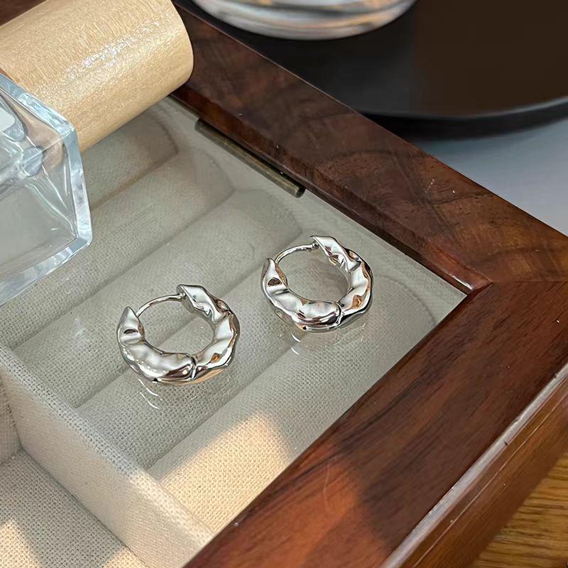Silver Needle Geometric Heart Hoop Earrings - Retro & High-End Style for a Bold Look