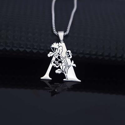 Collier pendentif élégant en acier inoxydable avec découpe florale A-Z