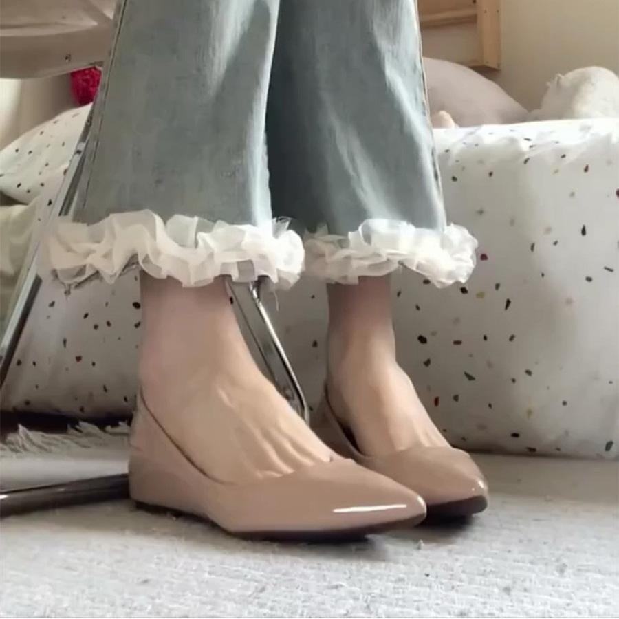 French nude pointed temperament single shoes women's 2025 new inner height increase casual versatile flat shoes commuter women's shoes