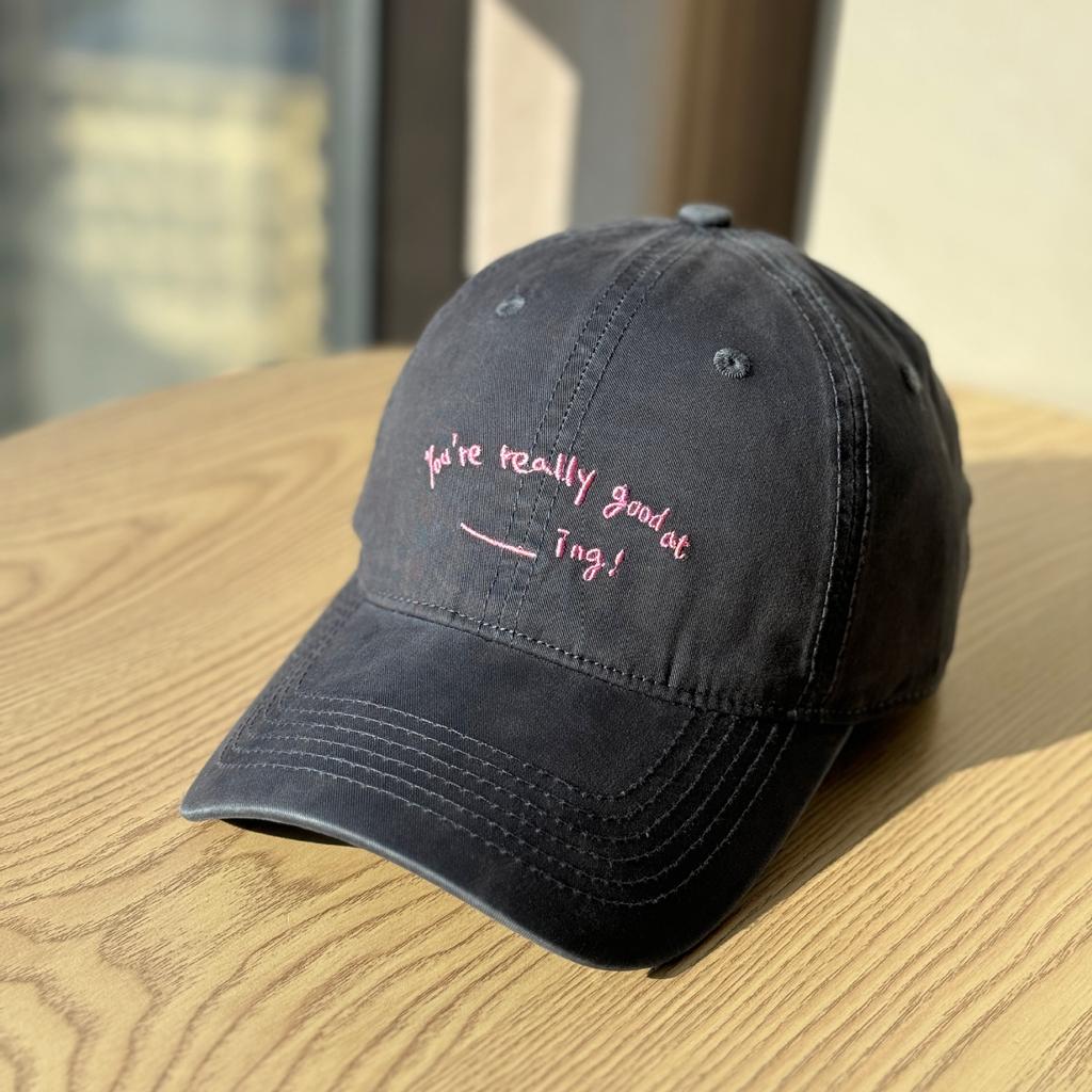 2026Neue stilvolle Baseballkappe mit weichem Schirm für Damen, Stickerei mit Buchstaben im japanischen Stil, Unisex-Frühlings-Sommer-Hut, der das Gesicht kleiner aussehen lässt