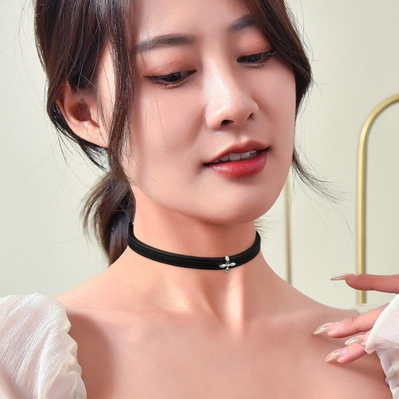 Vielseitiger Lederhalskragen mit Legierungskreuz-Anhänger Elegante Schlüsselbein-Kette Unisex Schmuckzubehör