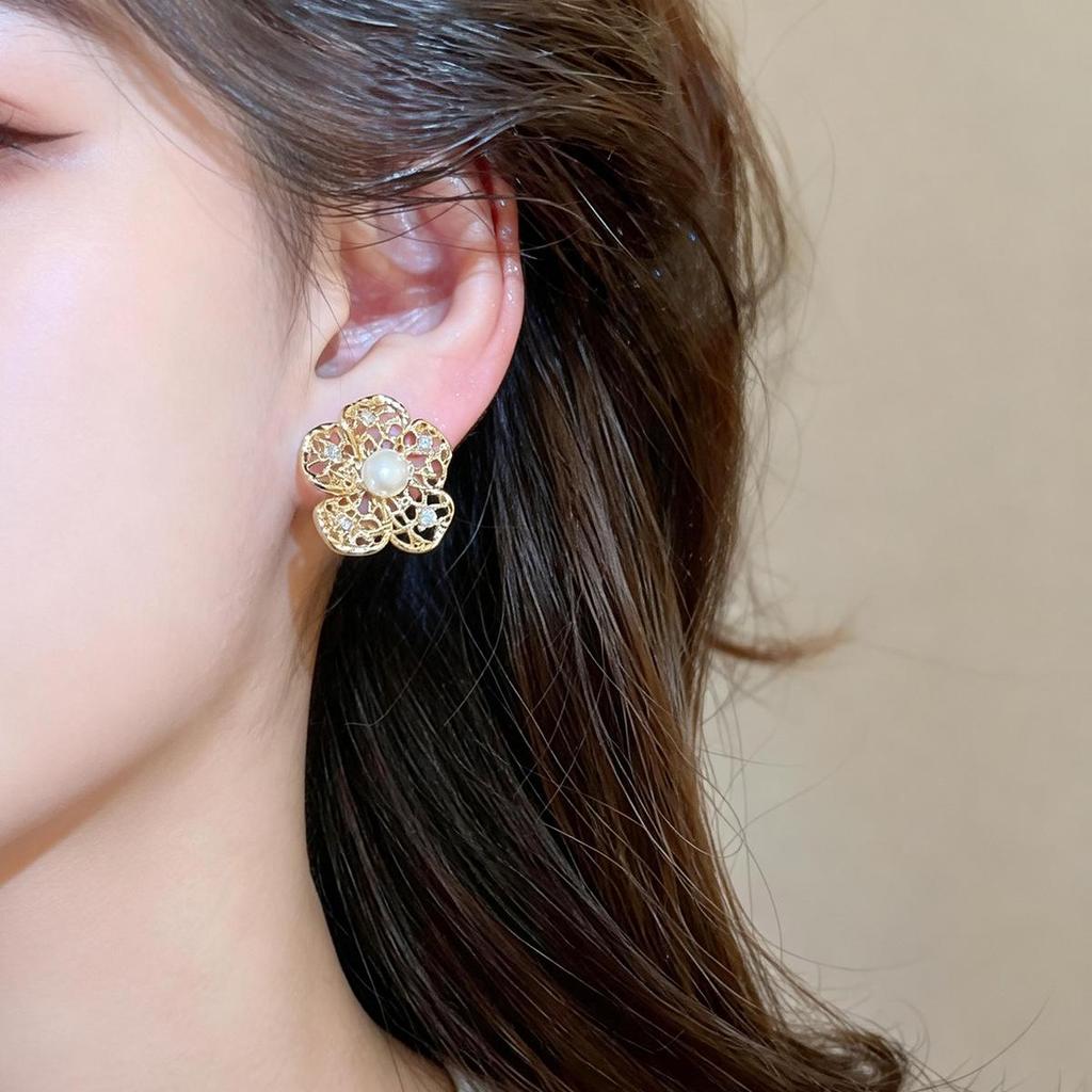 18K Gold-Plated Zircon Flower Pearl Ear Cuff - Elegant and Stylish Light Luxury Earrings