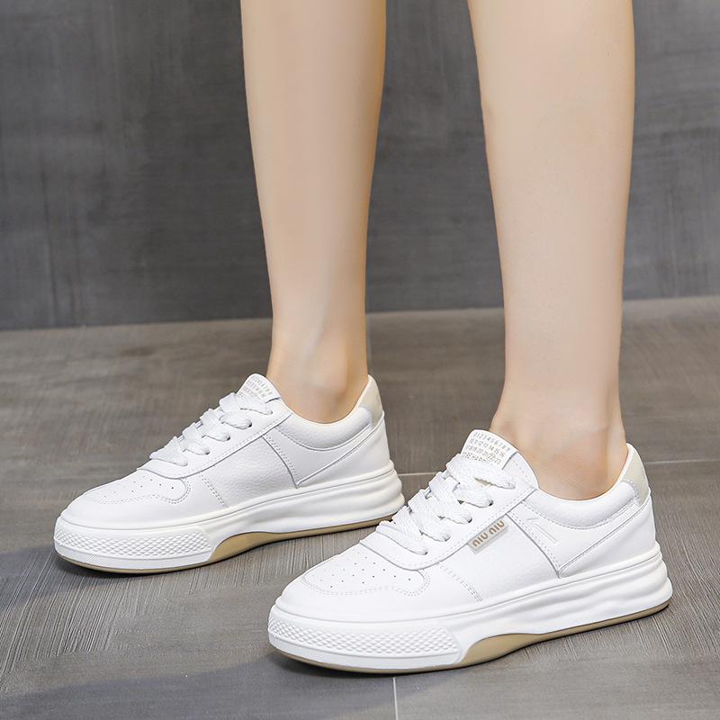 

Кожаная мягкая подошва легкие маленькие белые туфли женская обувь весна 2025 новая универсальная толстая базовая обувь повседневная спортивная обувь 40