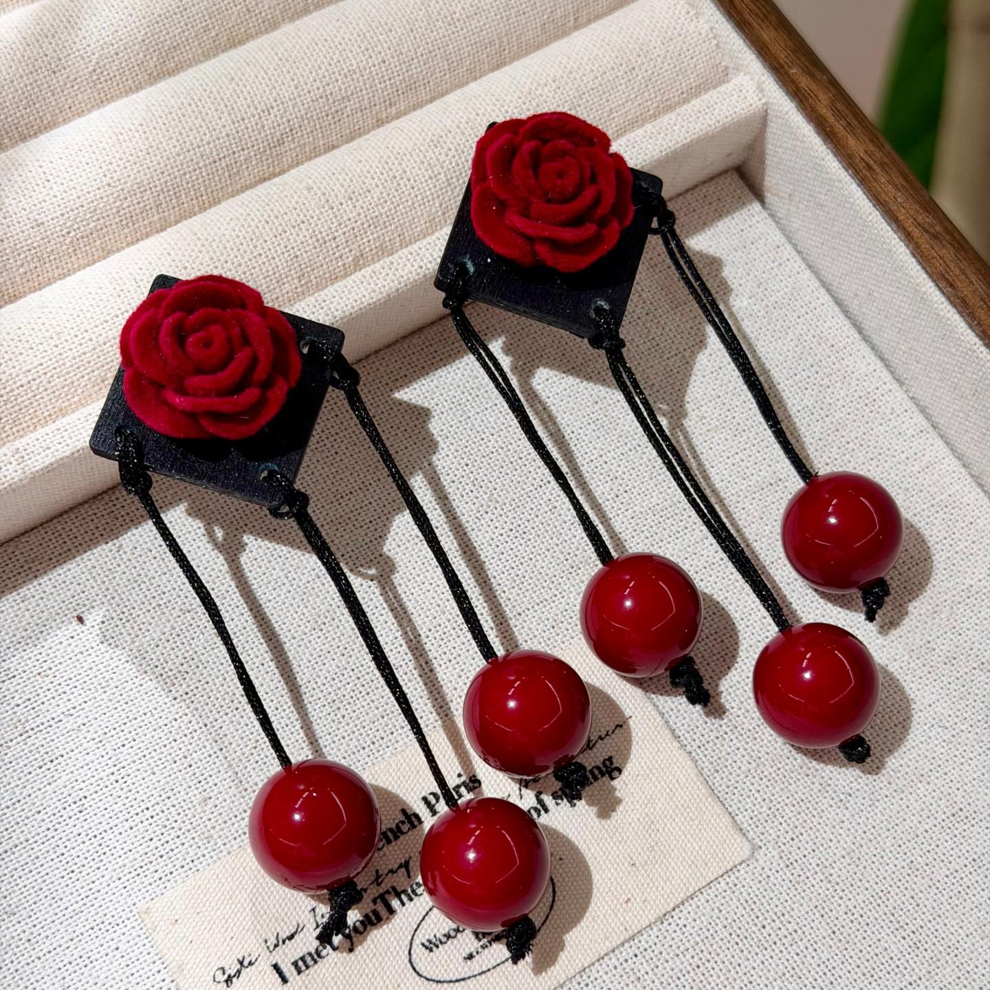 

Серьги с кисточками из бусин Красный бархат и роза - Смелые цветочные свадебные аксессуары