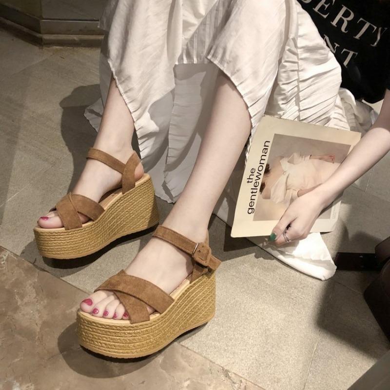 Large size muffin thick-bottomed water table belt buckle women's sandals, often summer new wedge heel high-heeled sandals women